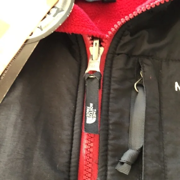NWT: The Northface Lightweight vest. Black and red Size - Picture 9 of 17